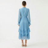 Mariana - Vestido Plissado com Mangas Fluídas e Folhos Assimétricos