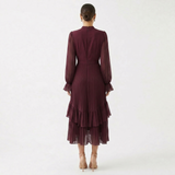 Mariana - Vestido Plissado com Mangas Fluídas e Folhos Assimétricos