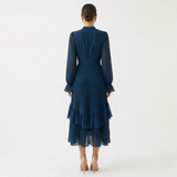 Mariana - Vestido Plissado com Mangas Fluídas e Folhos Assimétricos