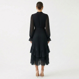 Mariana - Vestido Plissado com Mangas Fluídas e Folhos Assimétricos